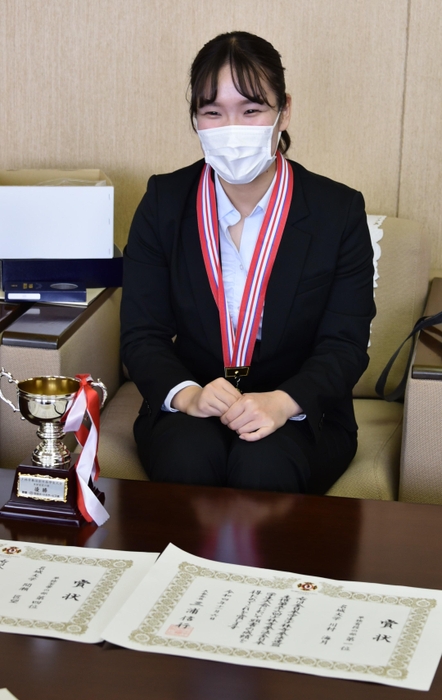 小原学長に優勝を報告する川村海月さん