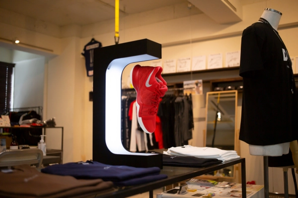 スニーカーをカッコよく飾る。 近未来型浮遊ディスプレイ『FLY SHOES』　 一般販売開始：2020年12月23日