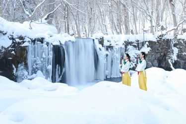 【奥入瀬渓流ホテル】気分は修験者！白装束で十和田湖・奥入瀬・十和田神社をめぐる「冬の奥入瀬渓流修験(しゅげん)ツアー」実施｜期間：2022年1月1日〜30日（土日限定）