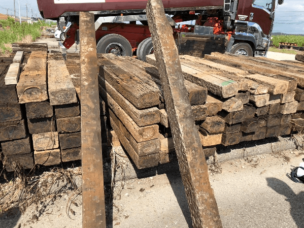 小湊鉄道の枕木を店内の装飾に使用