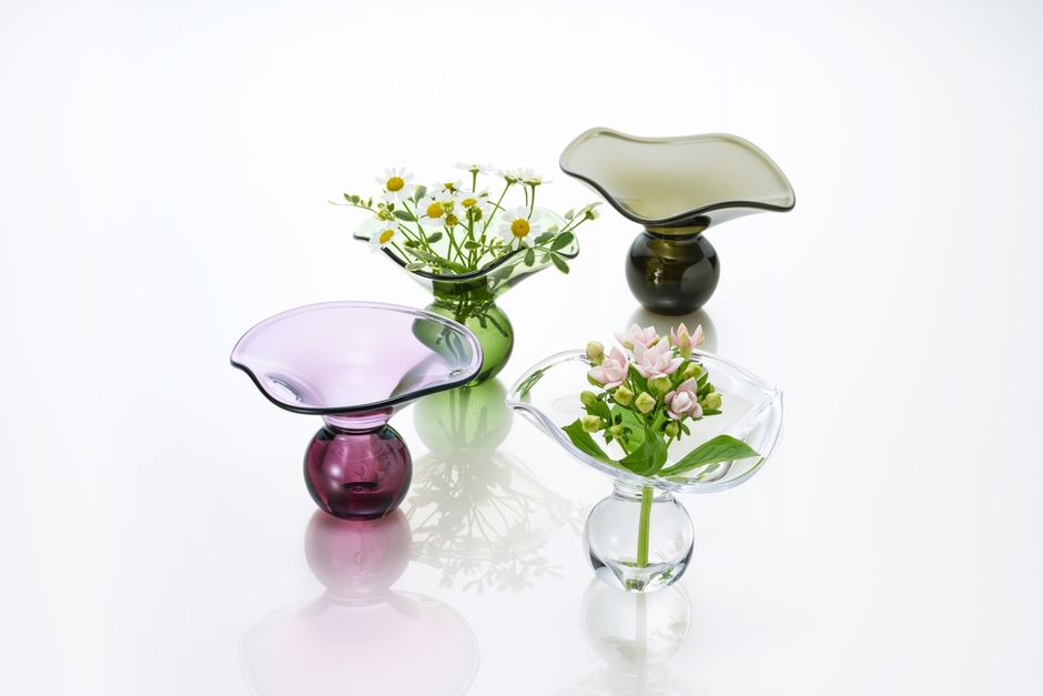 〈mignon ミニヨン〉　 一輪の小花でもまるで小さなブーケのように優しく包んでくれる愛らしいフォルムの花器。 暮らしにちょっとしたほほえみを生むような手作りならではの表情をお楽しみください。