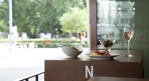 新宿御苑近くの「BAR PELOTA」で桜の季節を堪能