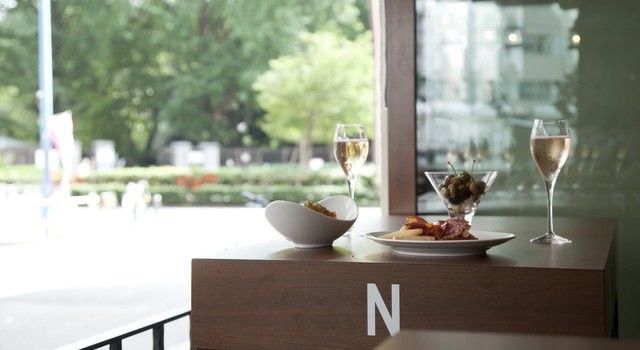 新宿御苑を眺めることができる絶好のロケーション