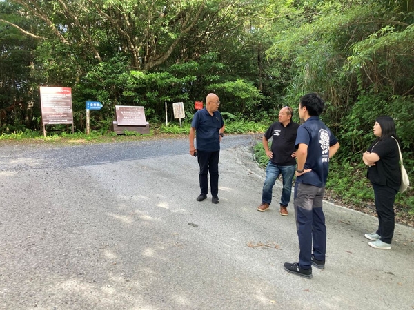 アマミノクロウサギが反応する周波数を確認中の辻特担教授(中央)ら(昨年8月)