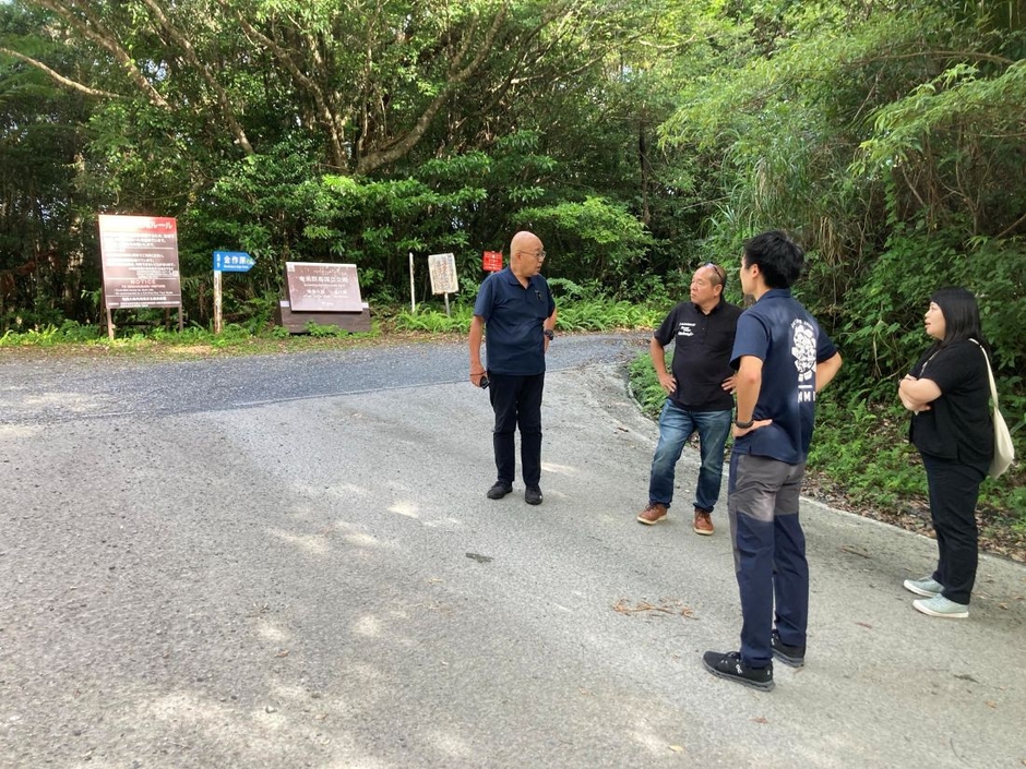 アマミノクロウサギが反応する周波数を確認中の辻特担教授(中央)ら(昨年8月)