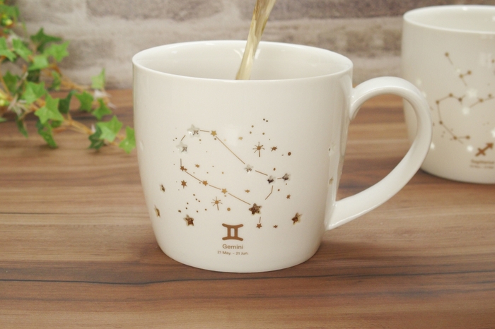 星座マグカップ 使用イメージ(飲み物を注いでいる所)