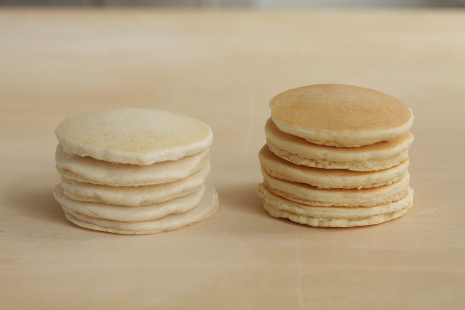 ホットケーキ比較(左:従来品、右:リニューアル品)