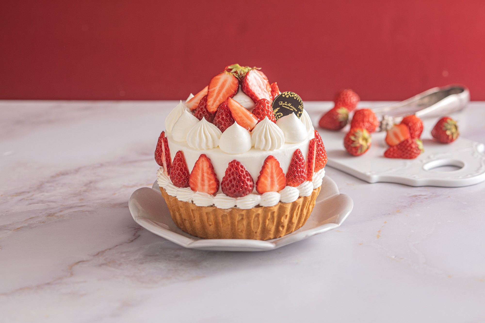 【ラ・メゾン】こどもの日のお祝いを彩る、贅沢な「タルト×ショートケーキ」。紅ほっぺをたっぷり飾った限定タルトが5/1より登場