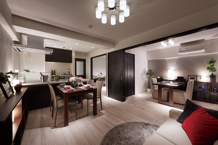 リノベーション済みの「リリファ大和」モデルルーム・リビングダイニング(平成29年1月撮影)