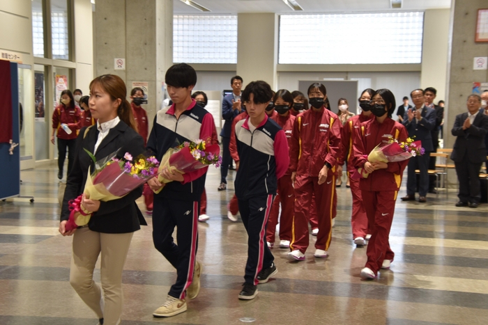 拍手で選手を送り出す