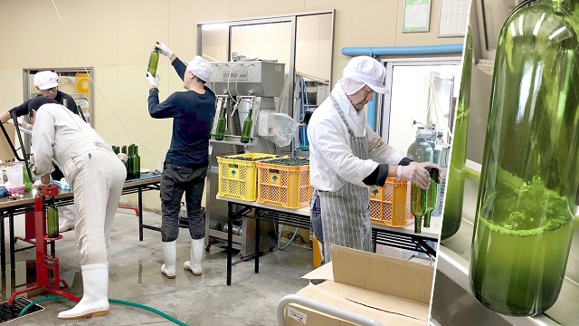 瓶詰めも1本1本手作業