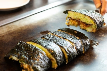 見た目も、焼海苔のアクセントが効いた味も、新感覚のお好み焼「一休焼」