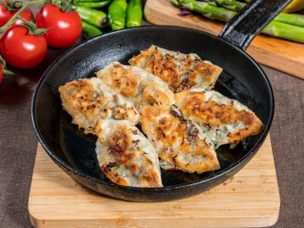 お中元～秋の贈り物に向けて、地元で愛され続けてきた 飲食店が完全手作りの薩摩地鶏「地鶏ギョーザ」を販促強化実施