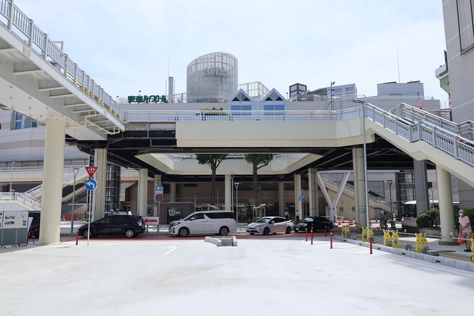 交通広場を車が通っている様子