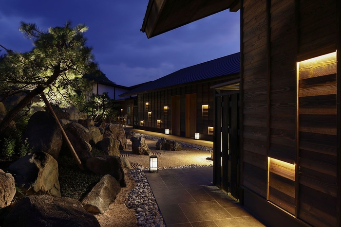 新離れ客室外観:鎧張りの建物壁と枯山水の風景美を愛でつつ4部屋の新離れ客室の玄関へ