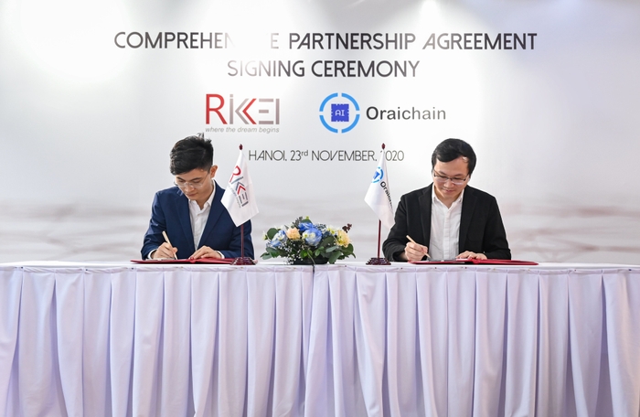 RikkeisoftのCEO Phan The Dung氏とOraichainのCEO Chung Dao氏=提携契約式(2)