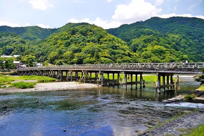 秋には周囲が紅に染まる嵐山の名所・渡月橋