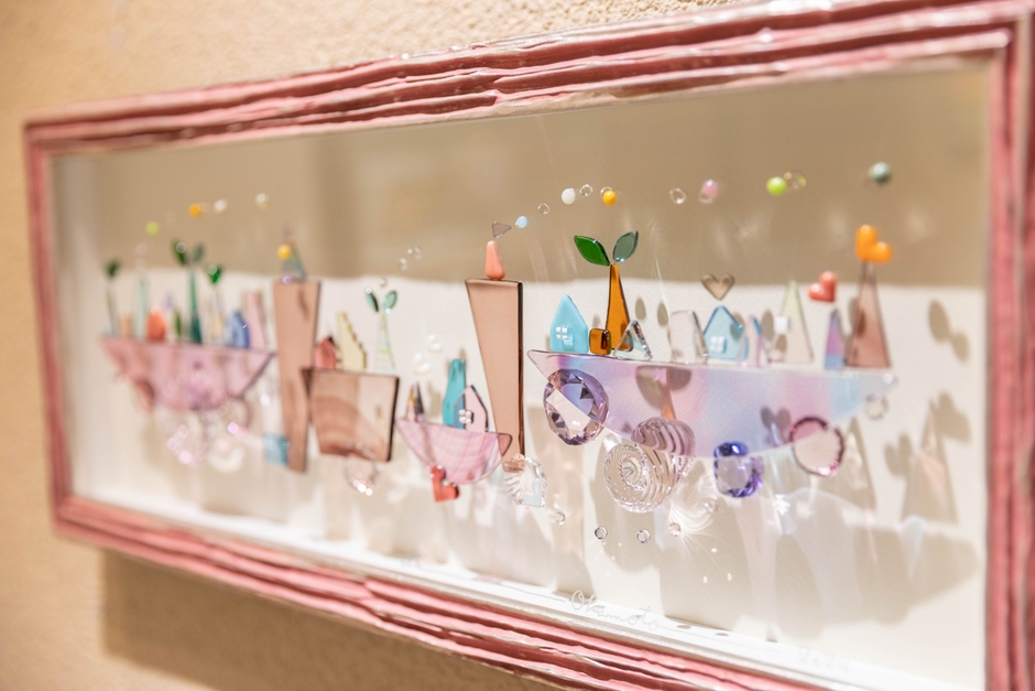 ガラスの重なりにより鮮やかな影までもがアート