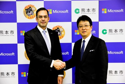 熊本市長 大西 一史(向かって右)と日本マイクロソフト 代表取締役 社長 平野 拓也(向かって左)
