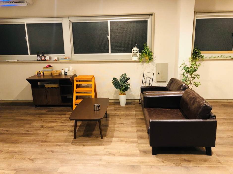 コミュニティエリア:ソファ―(3人掛け)やドリンクコーナーがあり、 複数人で食事や会話を楽しめるエリア