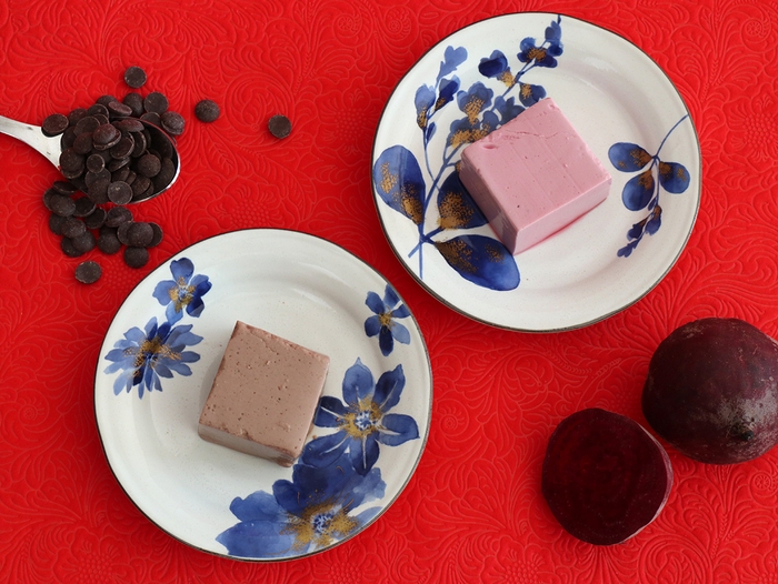 ピンクの豆腐とチョコの豆腐