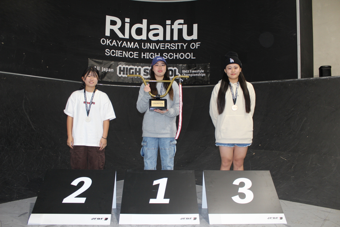 高校生女子で優勝した内藤選手（中央）、２位の杉尾選手（左）、３位の伊東選手（右）