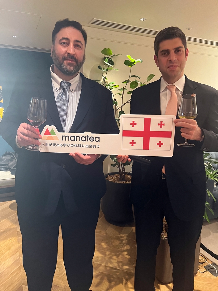 ティムラズ・レジャバ大使(右)、栃ノ心さん(左)