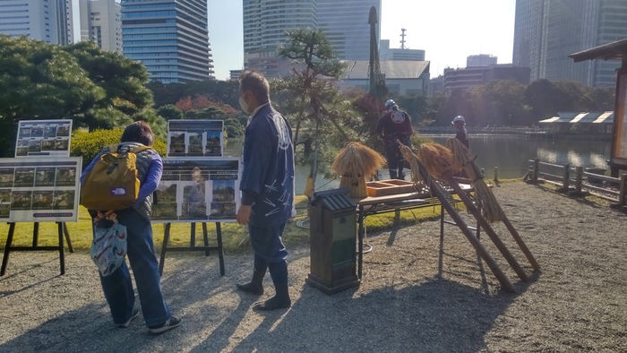 パネルを用いた説明（浜離宮恩賜庭園）