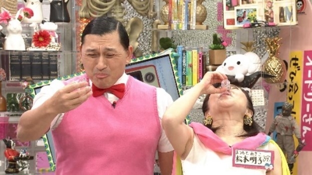 左から) 春日、松本