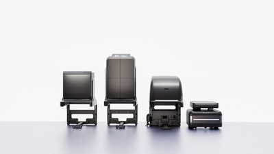 RoboPath社の多機能サービスロボット「RP-X100」(写真右)と関連ユニット