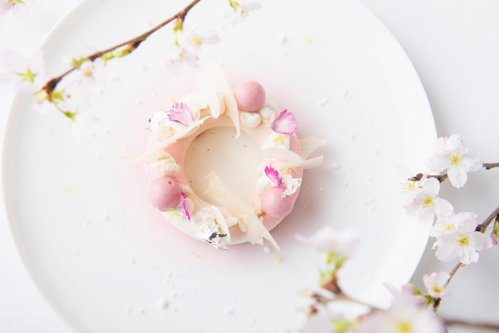 デザート「アーモンドムースとフリュイルージュのソルベ チュイルのアクセント アーモンドミルクのソース」