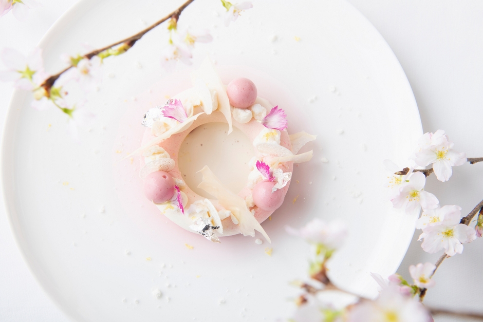 デザート「アーモンドムースとフリュイルージュのソルベ チュイルのアクセント アーモンドミルクのソース」