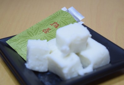 盛り付けた阿佐ヶ谷練乳餅(抹茶焦点)