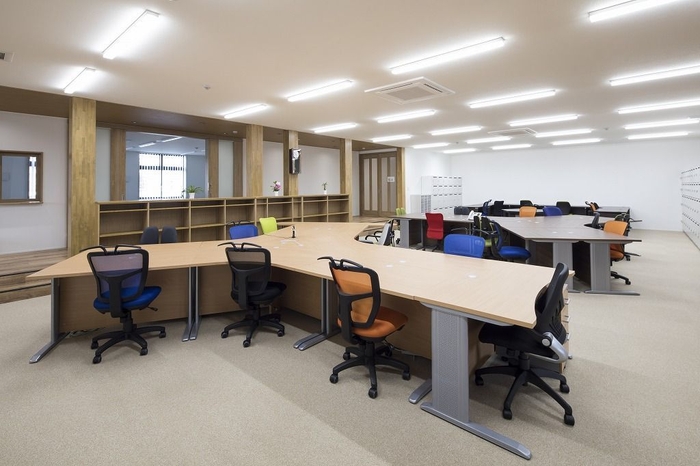 フリーアドレスの事務フロア