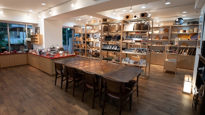 青山 食演生活 内観