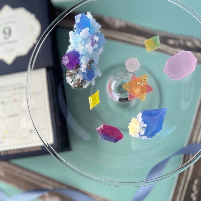 9月の誕生石を手切りの琥珀糖で表現。表面はシャリっと、中はぷるんとした食感がおもしろい。