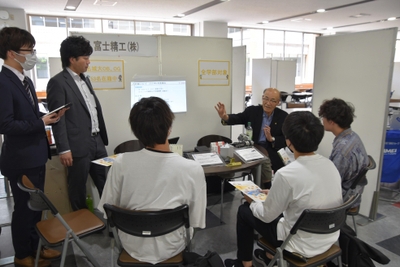 企業のトップ自ら学生にアドバイス。奥は名城社長会の森副会長