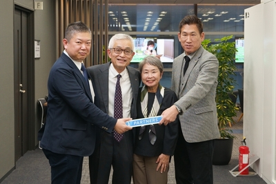 (写真左から、キンコーズ・ジャパン株式会社 渡辺 浩基、山陽製紙株式会社 原田六次郎氏、原田千秋氏、株式会社フォーバル 杉本浩史氏)