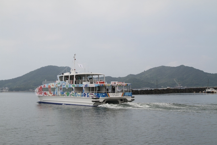 出航する「まりん・あわじ」、淡路島へ向かいます