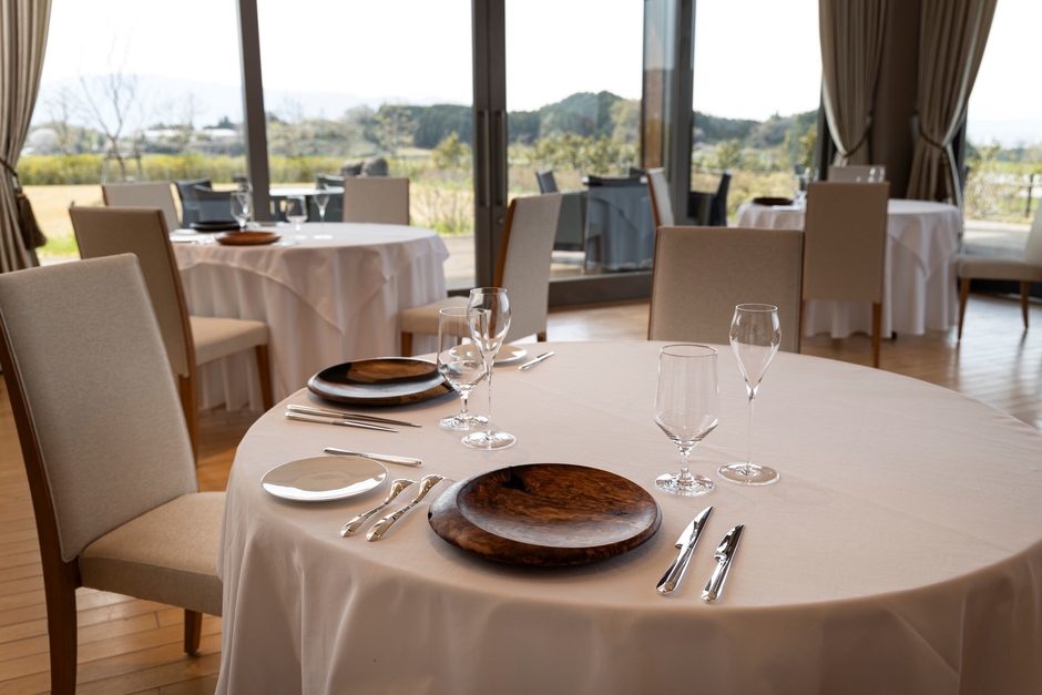 レストランダイニング風景（奈良県産木材ショープレート）