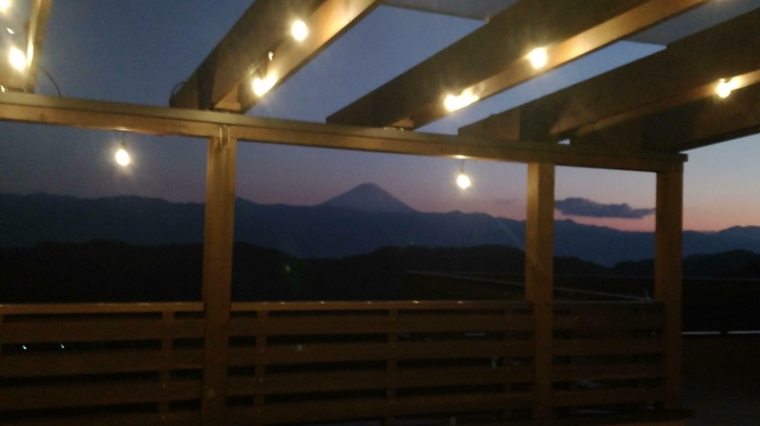 夕暮れ時のテラスからの富士山