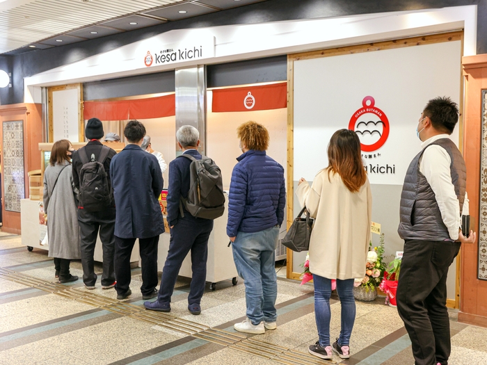 小さな豚まん『kesa kichi(けさきち)』クリスタ長堀店出店時の行列