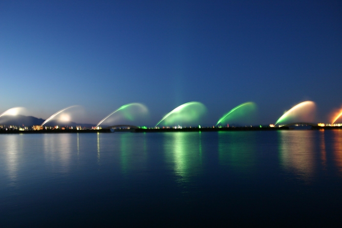 夜景を彩るびわこ花噴水