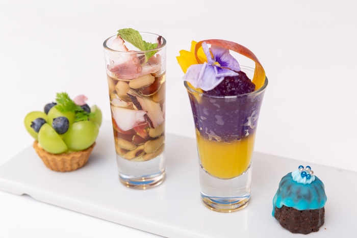 左から、「マスカットのタルト」、「タコとミックスビーンズのマリネ」 「マンゴーと青のジュレ」、「カヌレ」