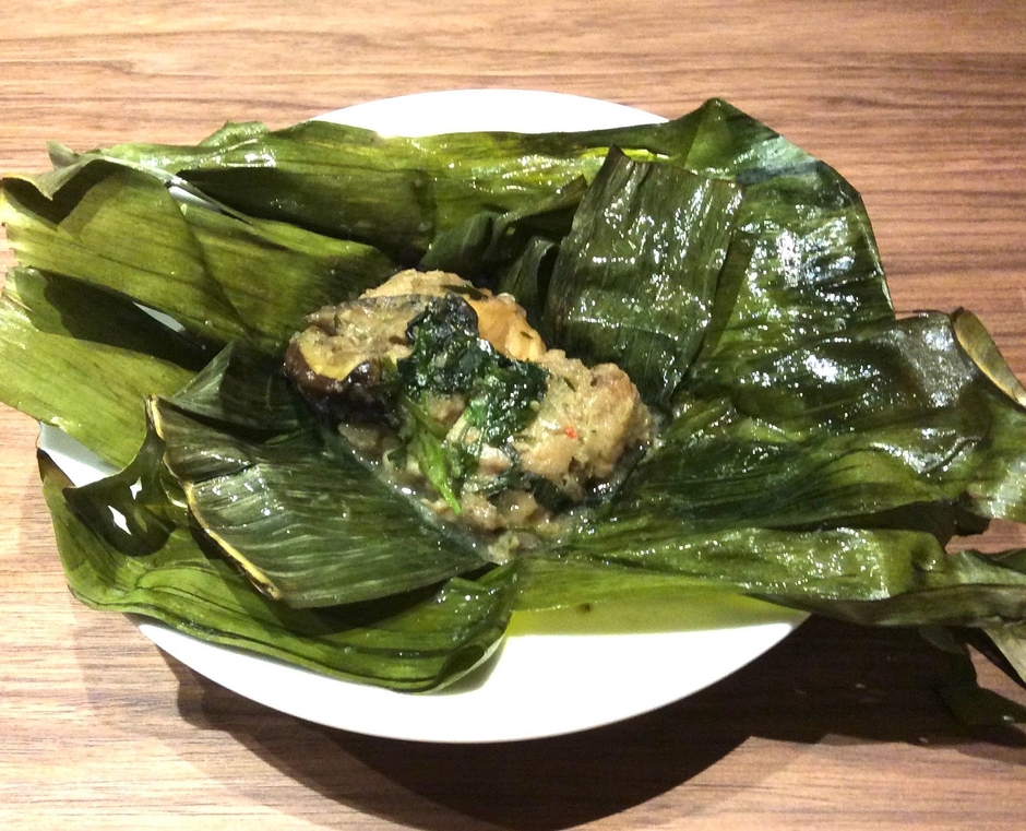 タイ北部チェンマイ名物 鶏のバナナリーフ包み蒸し