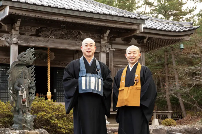 父・福蔵寺住職の菊池泰進さん（左）と、その別院・普賢院院代の雄大さん（右）