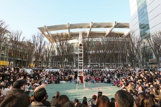 珠玉のバランス芸などを披露 「中国雑技芸術団」