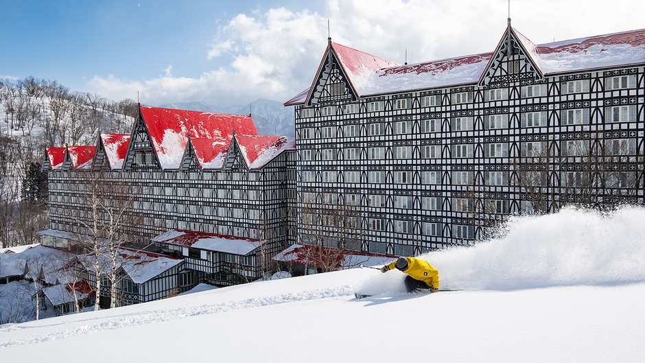 開業55周年「白馬コルチナスキー場」。ホテルから10秒でゲレンデ。 天然雪100％のサラサラパウダースノーでファミリーからスキー上級者まで楽しめる。