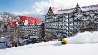 開業55周年「白馬コルチナスキー場」。ホテルから10秒でゲレンデ。 天然雪100%のサラサラパウダースノーでファミリーからスキー上級者まで楽しめる。