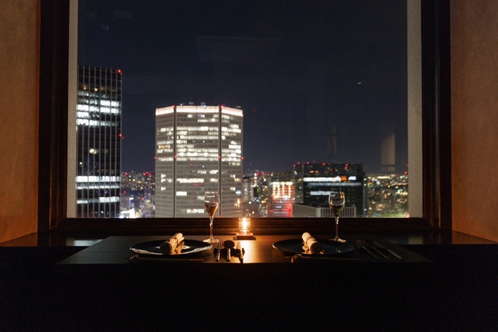 大阪駅前第3ビル最上階の33階『鉄板焼 和牛 焔』からの夜景